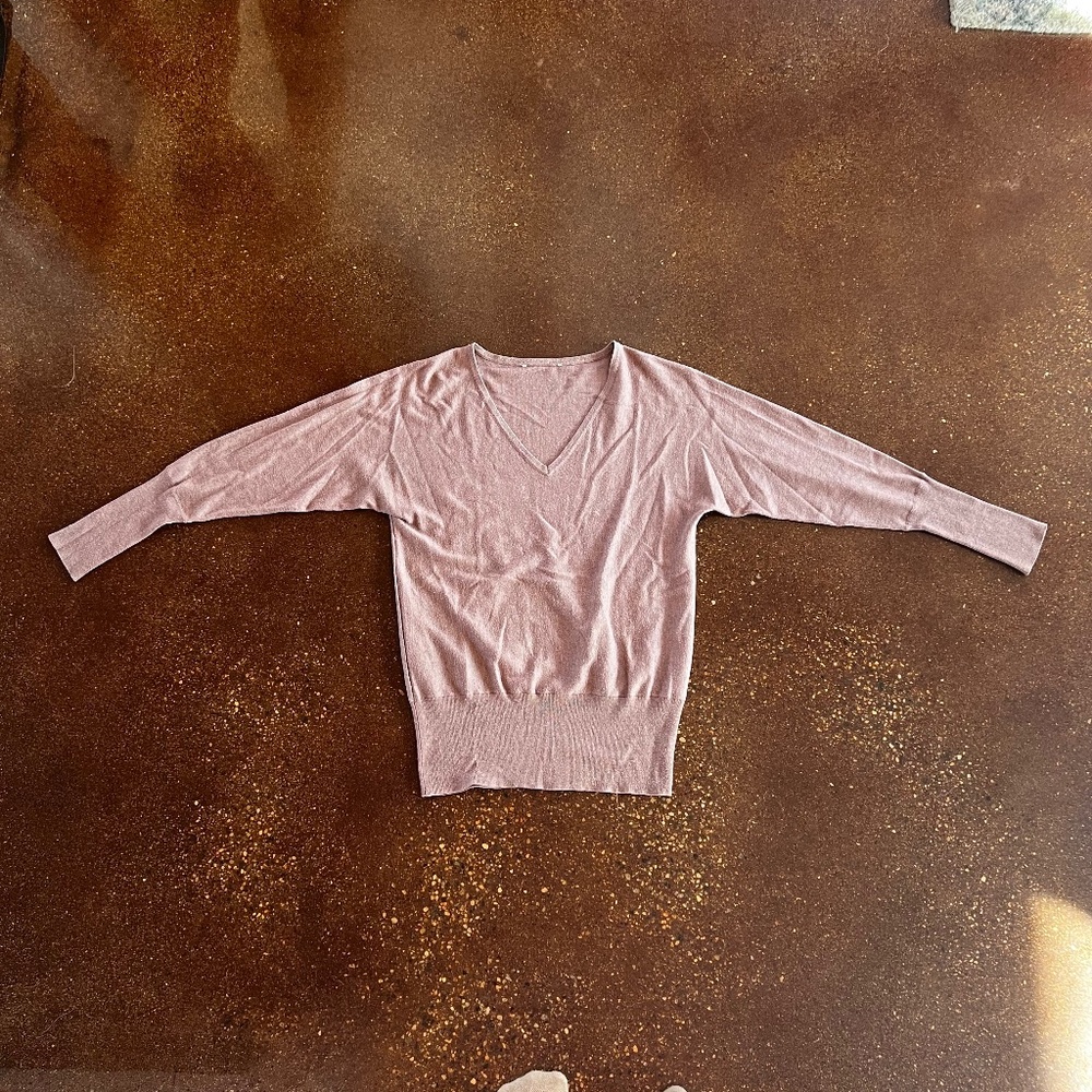 Light mauve v neck pullover